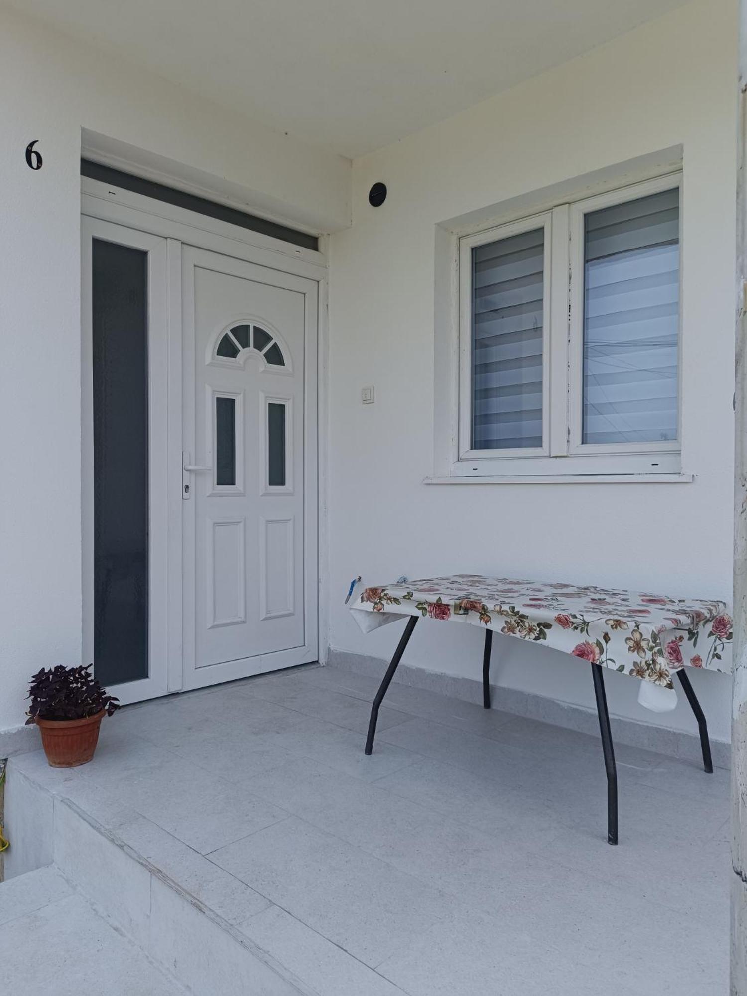 Matija Airport Apartment Mitrovici  Zewnętrze zdjęcie